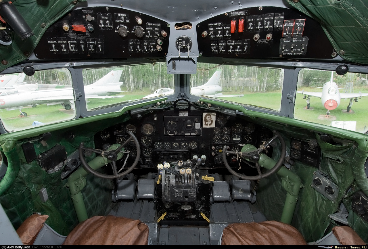 Передняя часть кабины пилотовЛи-2. Вид изнутри