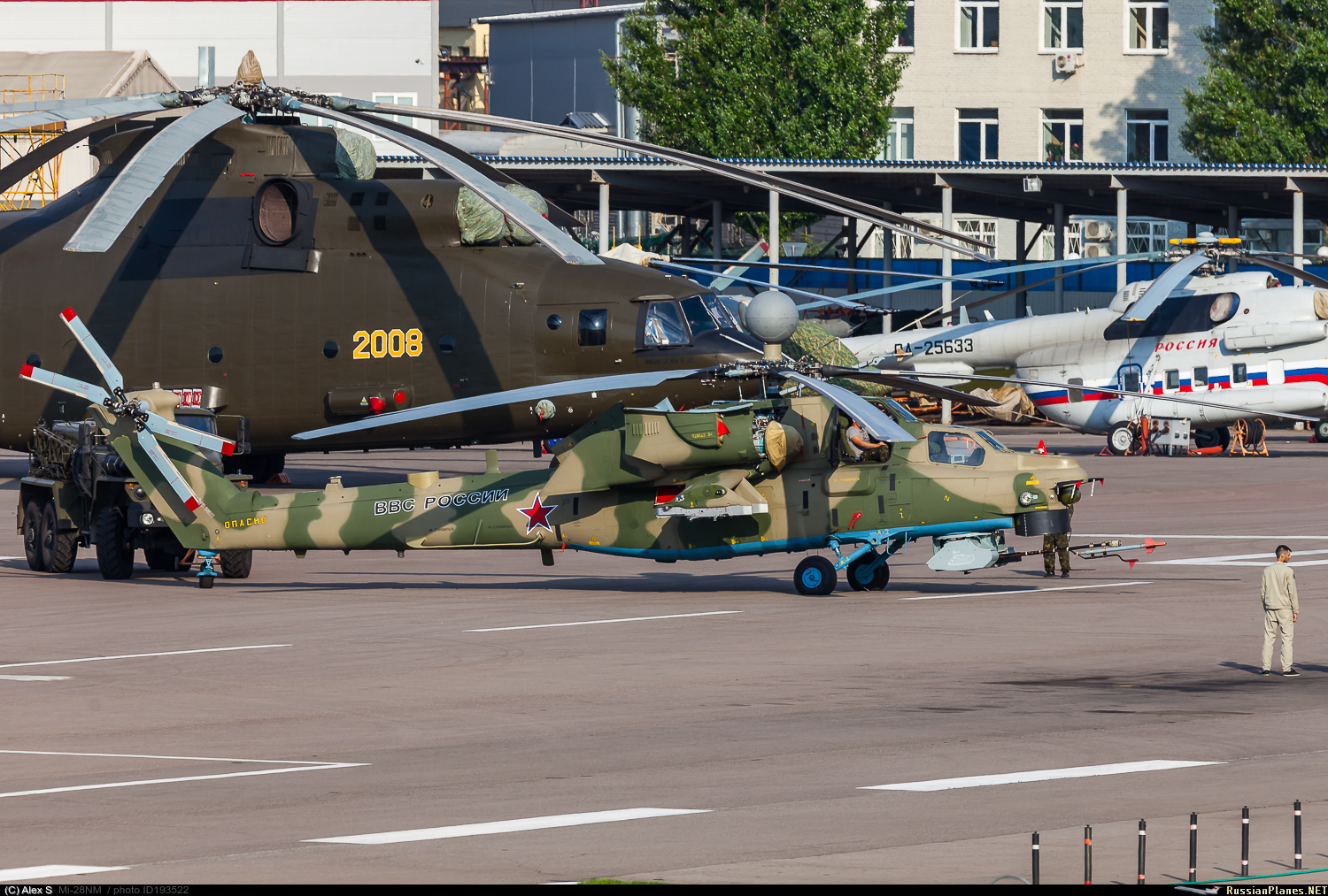 Еще одна фотография первого опытного образца вертолета Ми-28НМ