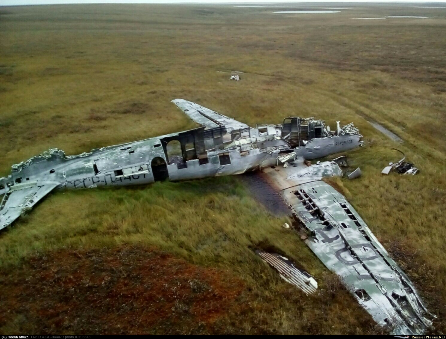 Ли-2 разрушившийся при посадке в тундре