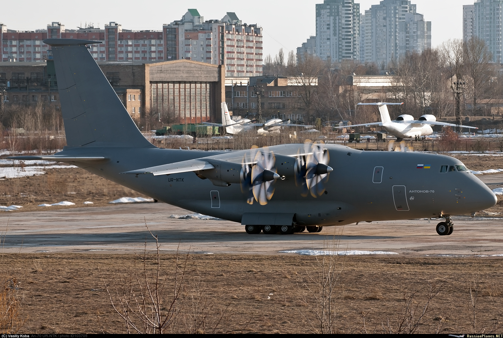 АН-70 военно-транспортный самолёт