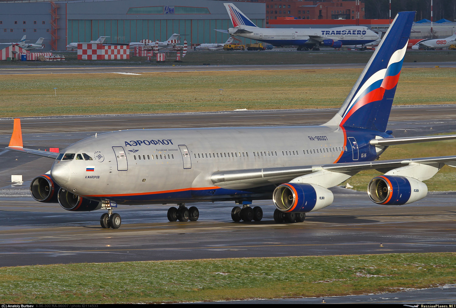 Самолет россия армения. Ил-96 пассажирский самолёт. Ил 96 300. Ил-96 300 пассажирский. Ил-96-400м.