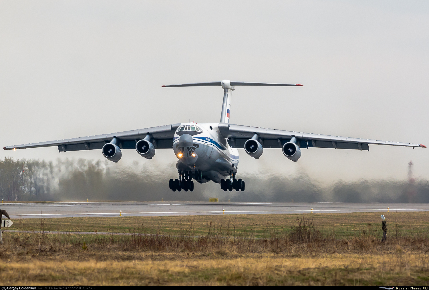 Груз в полете. Ил-76 военно-транспортный самолёт. Самолет ил 76 МД. Военно-транспортный самолёт ил-76мд. Военный грузовой самолет ил 76.