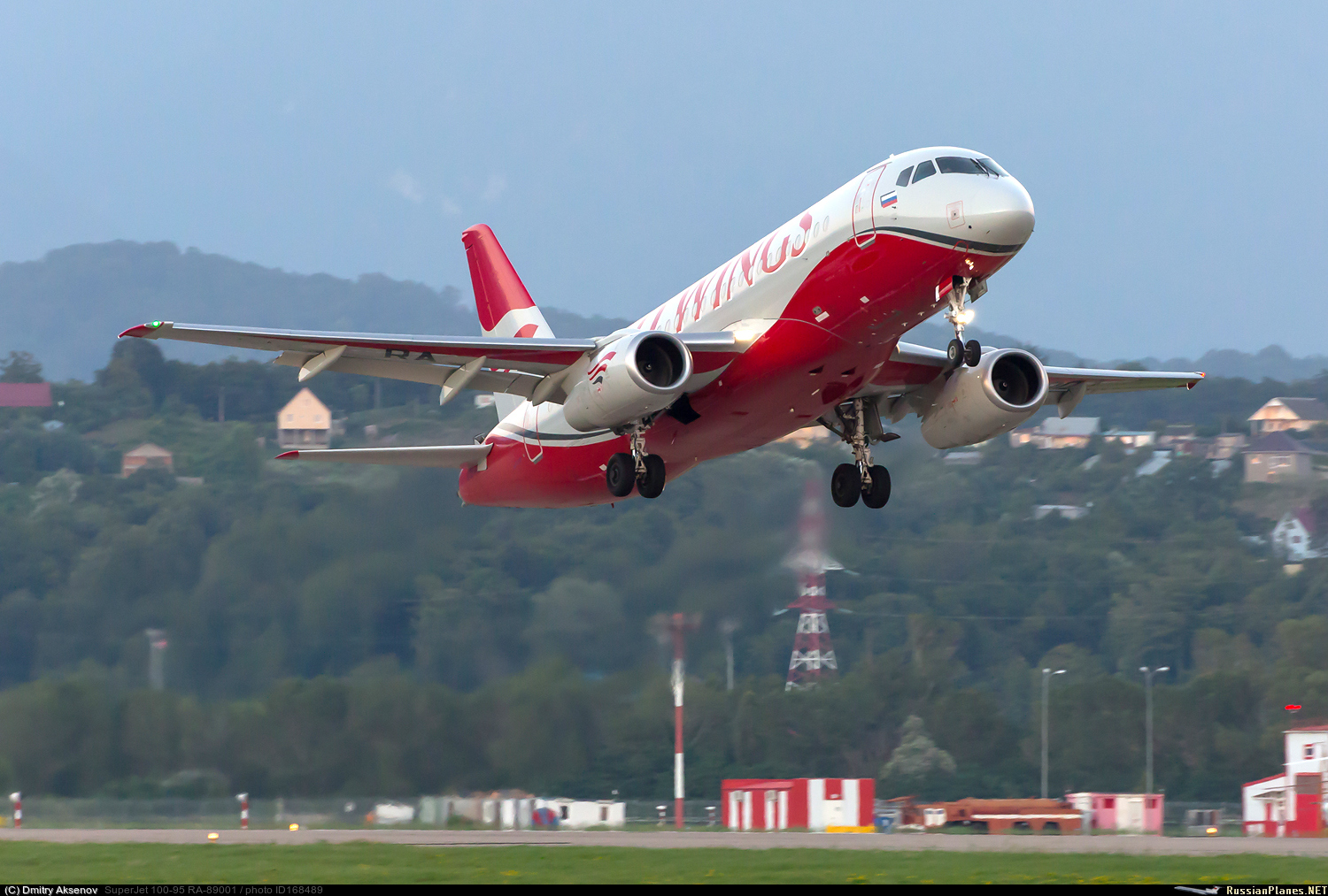 Суперджет самолет кто производитель страна производитель. Sukhoi Superjet 100. Сухой Суперджет 100 ред Вингс. Сухой Суперджет Red Wings. Сухой Суперджет 100-95 ред Вингс.