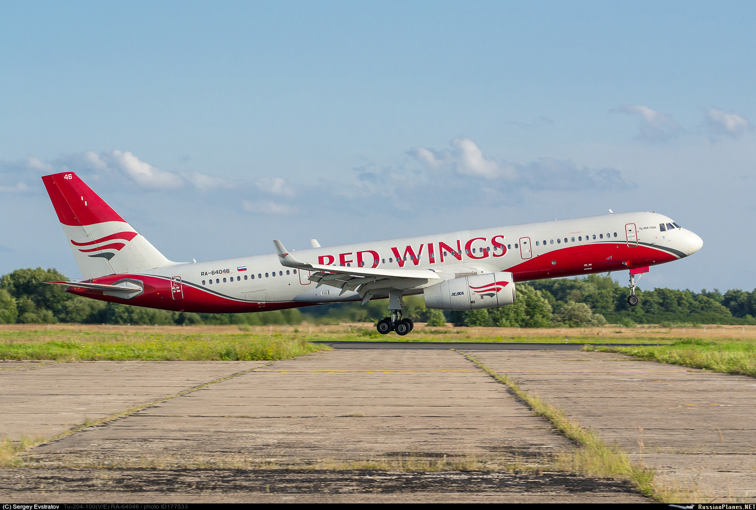 Рейсы авиакомпании red wings. Ред Вингс авиакомпания. Red Wings самолеты. А320 ред Вингс новая. RRJ 95 самолет ред Вингс.