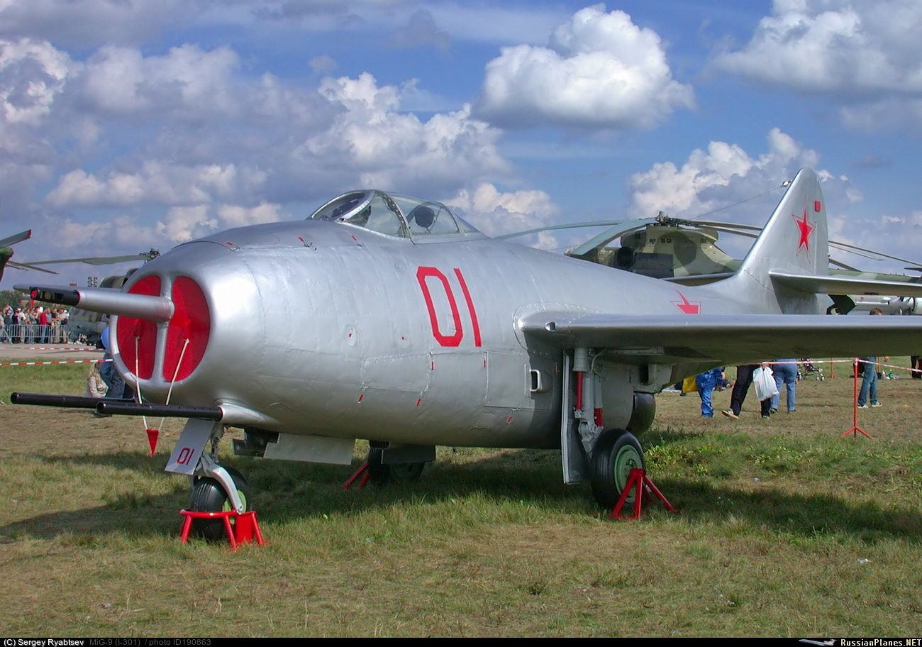 Первый советский военный самолет. Самолет миг 9. Первый Советский реактивный самолет миг-9. Миг-9 реактивный самолёт. Микоян миг-9.