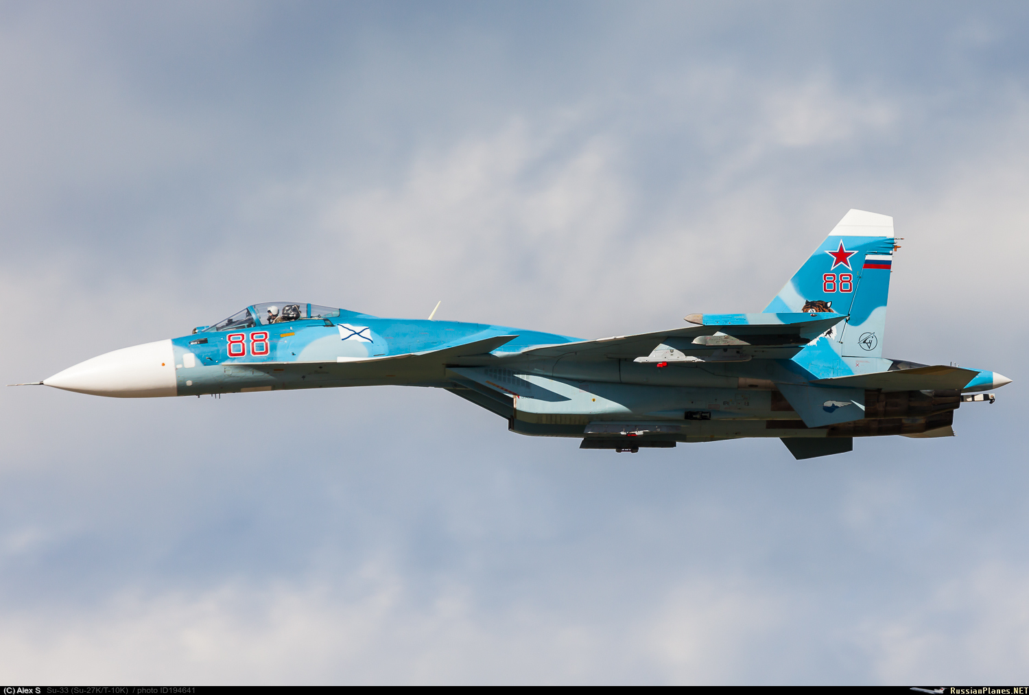 Истребитель су 33. Истребитель Су-33 Су-27к. Су 27 палубный. Су-33 двухдвигательный реактивный самолёт. Су-27 и Су-33.