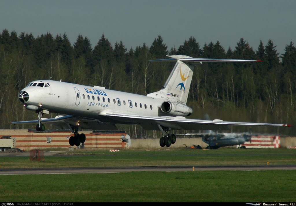 Самолеты в кирове прилетают. Ту 134 Ижавиа. Ту 134 Победилово. Ту-134 ra-65047. Самолет Киров.