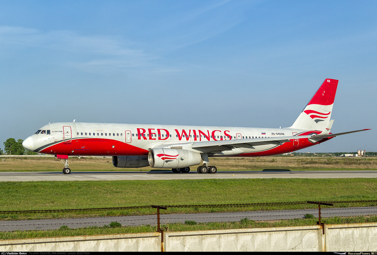Компания red wings. Ту-204 ред Вингс. Ту 204 100 Red Wings. Ту-204 ред Вингс 64046. Ту-204 Red Wings пассажирский самолёт.