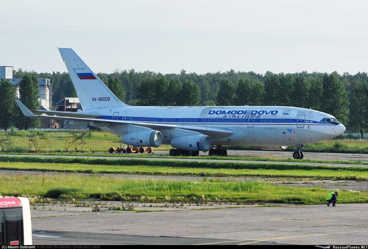 Сколько самолетов в домодедово. Ил-96 96009. Ил-96 самолёт Домодедовские авиалинии. Ил 96 в Домодедово. Ra-96009.