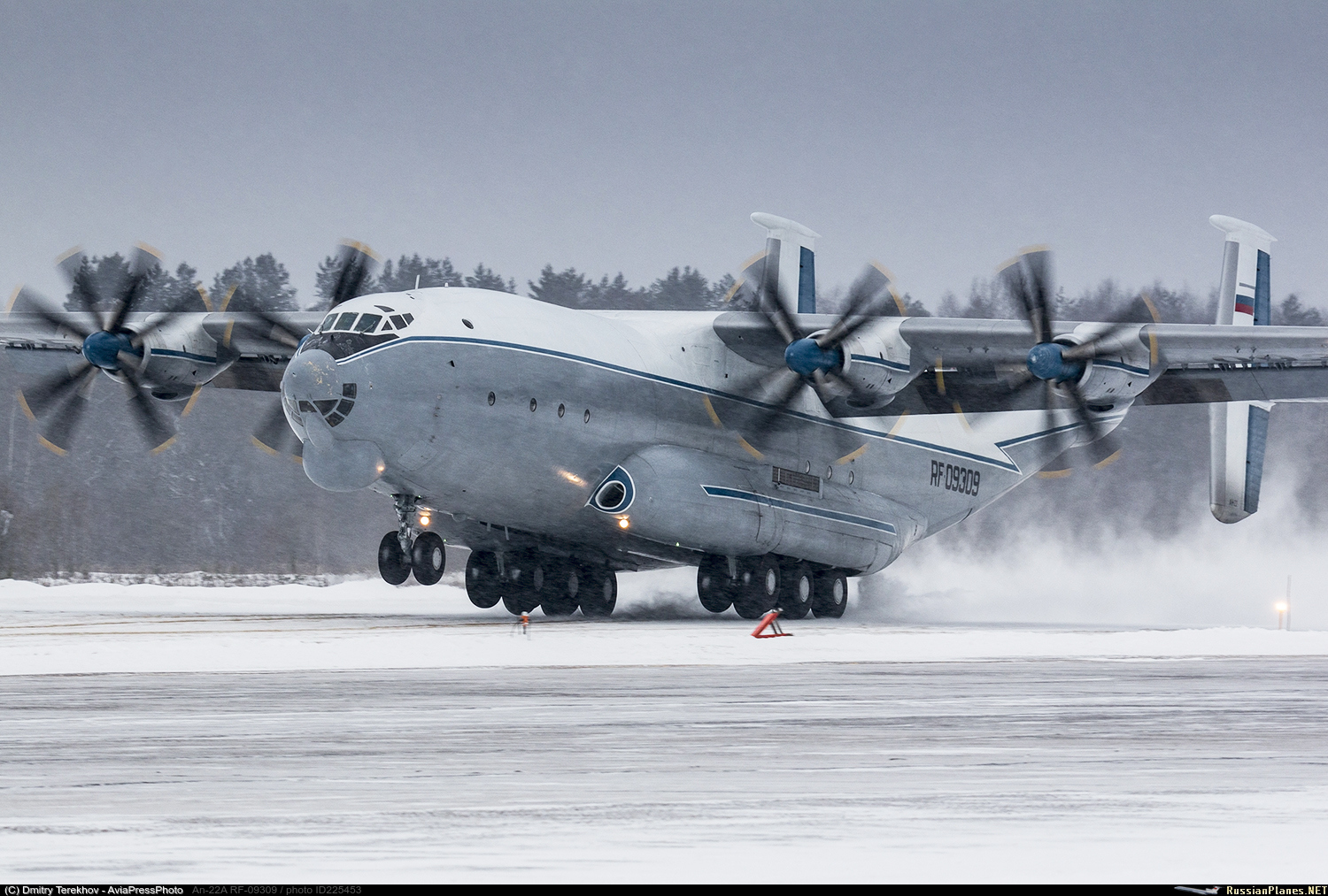 Ан 22. Самолёт Антей АН-22. Антонов АН-22 Антей. АН-22 Антей взлетает. АН-22 Антей ВВС России.