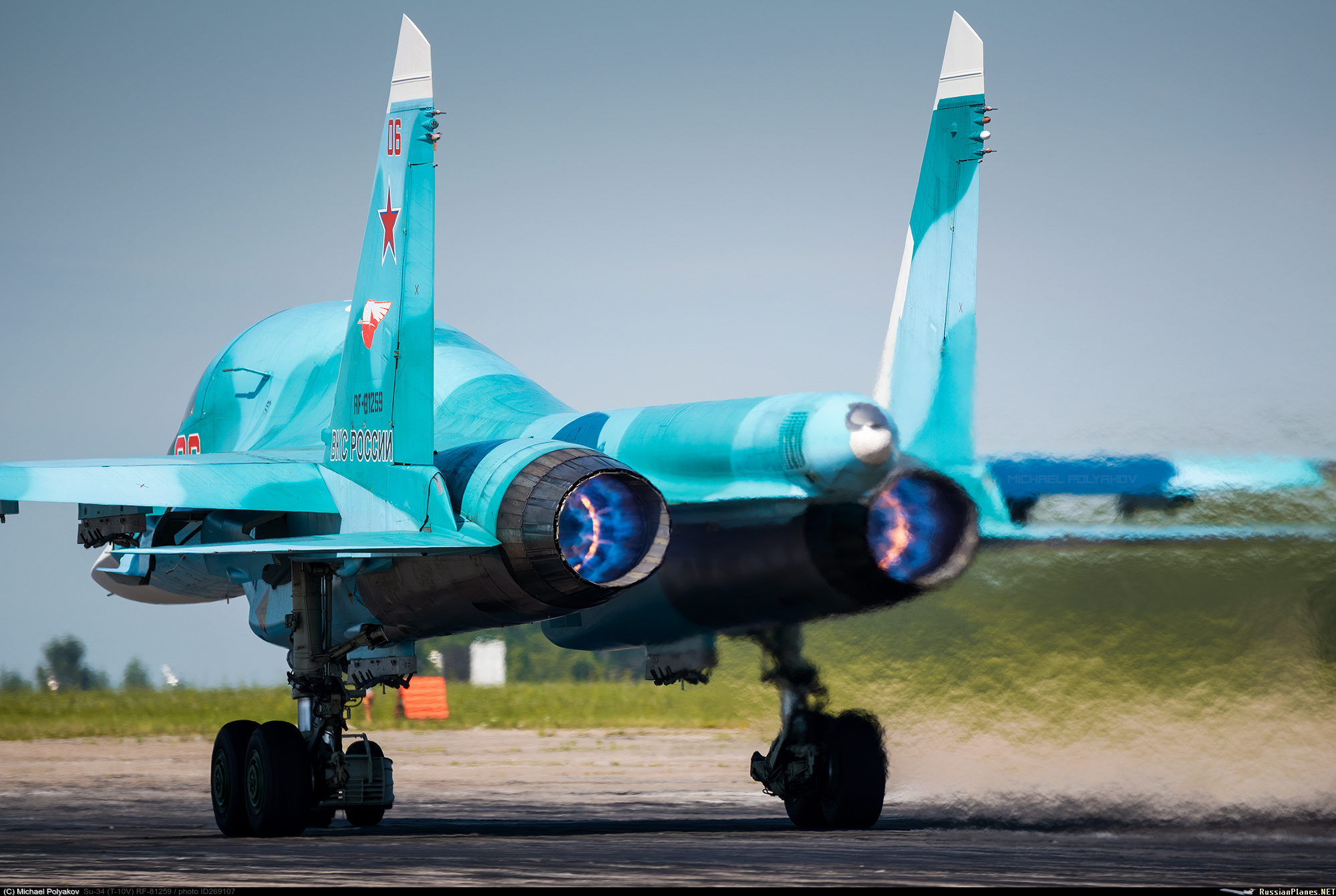 Су 34 сравнение. Истребитель-бомбардировщик Су-34. Самолет утенок Су 34. Су34 самолет ВВС России. Су-34 двухдвигательный реактивный самолёт.
