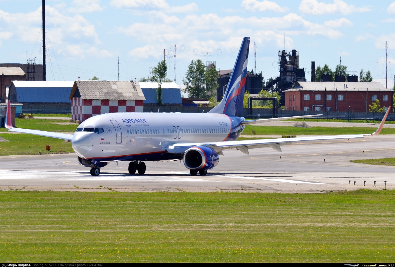 Боинг 737 на взлетной полосе