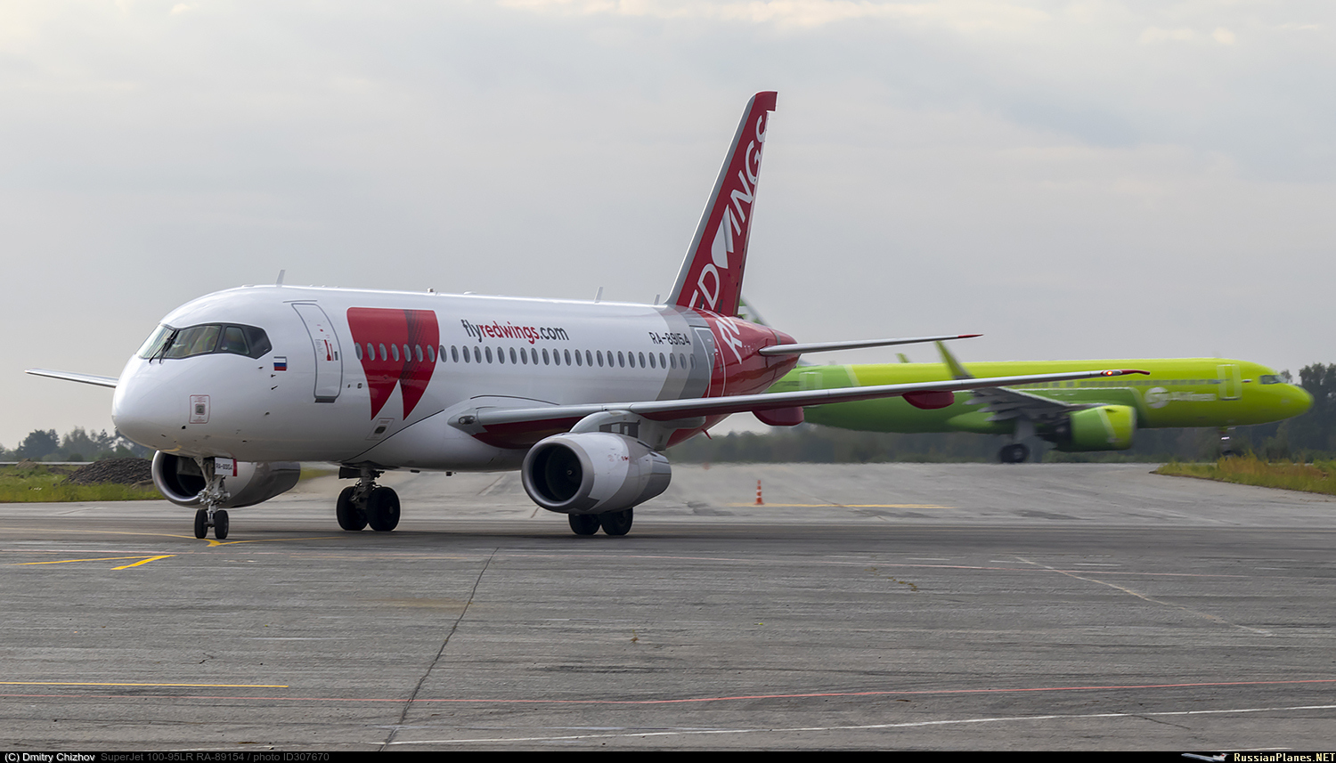 Боинг 772 ред. Ред Вингс b772. B772 самолет Red Wings. Сухой Суперджет 100-95 ред Вингс. Тип самолёта b772 ред Вингс.