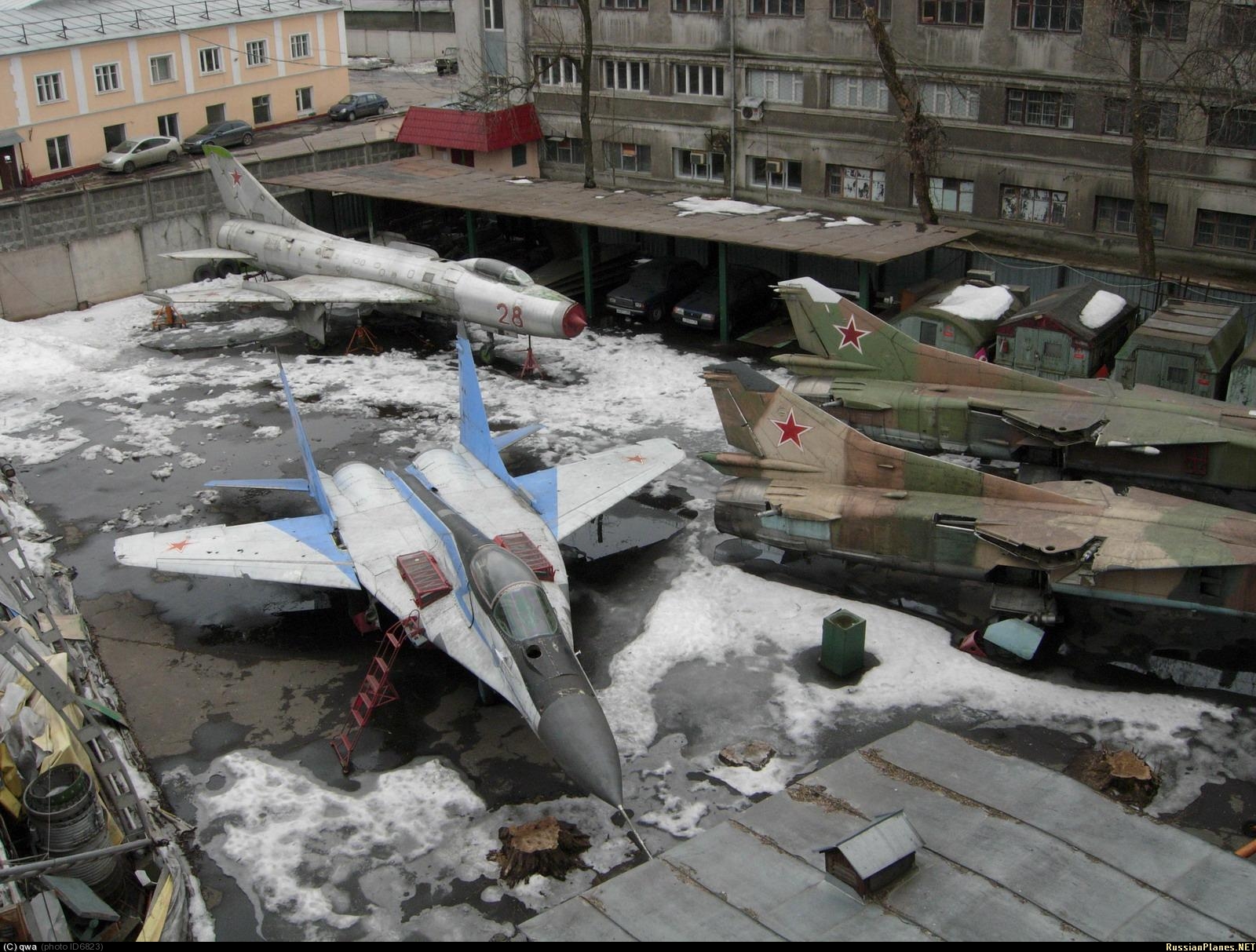 Советский район самолет. Су-7 самолет. Военная техника во дворе. Самолет во дворе. МАИ двор.