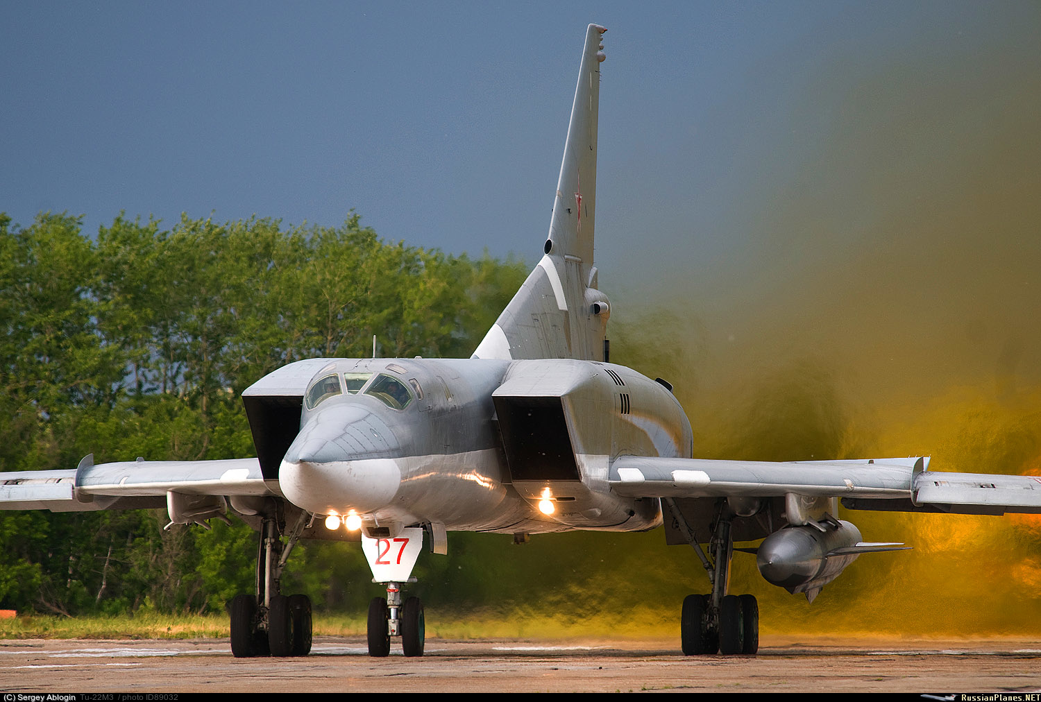 Самолет ту 22 м характеристики. Ту-22м3. Ту-22м3 Дальний бомбардировщик. Ту-22м3 сверхзвуковой самолёт. Сверхзвуковой ракетоносец-бомбардировщик ту-22м3.